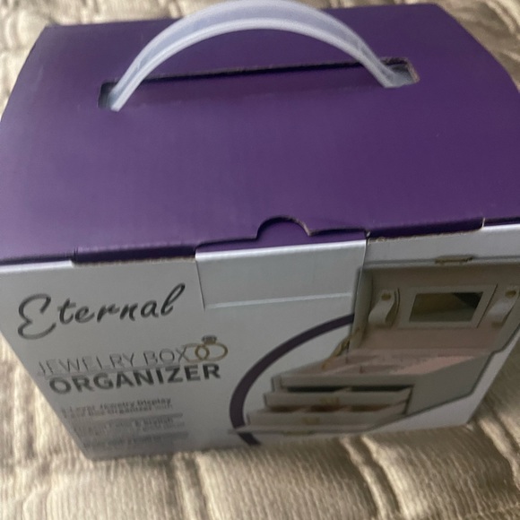 Brand new 3 layers jewelry box organizer, elegant color and stylish design - Picture 3 of 3